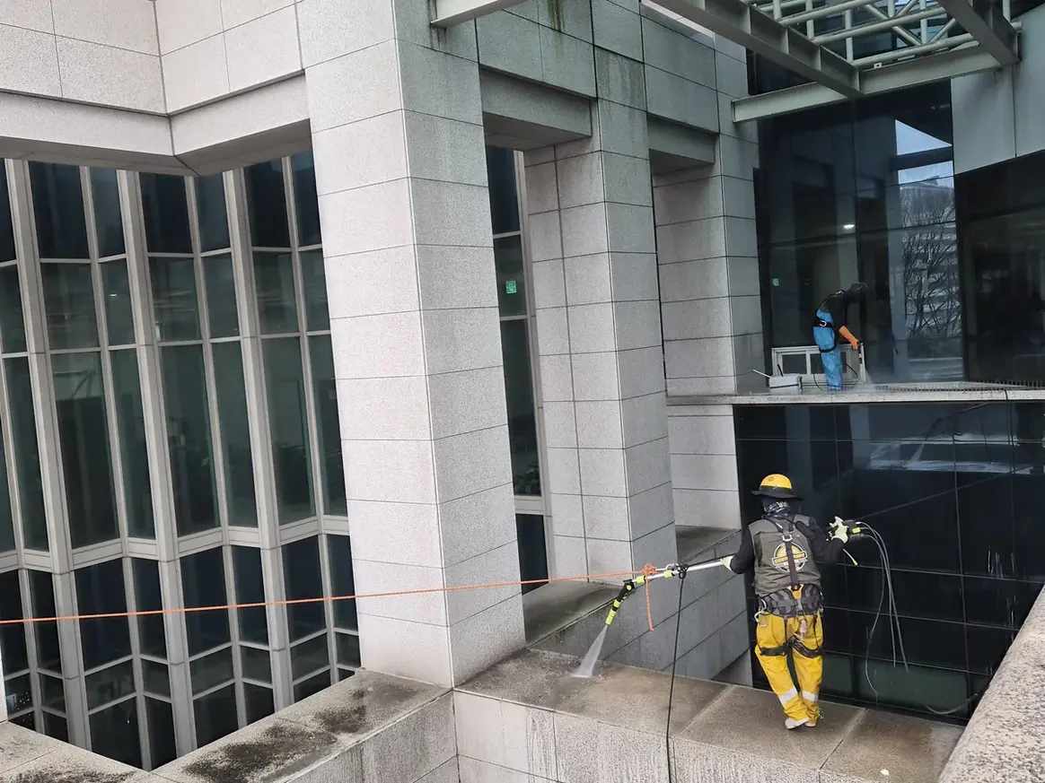 함양군 병곡면 상가건물 옥상 파라펫 장비 주변 정밀 위생청소 사례 - 행진크린