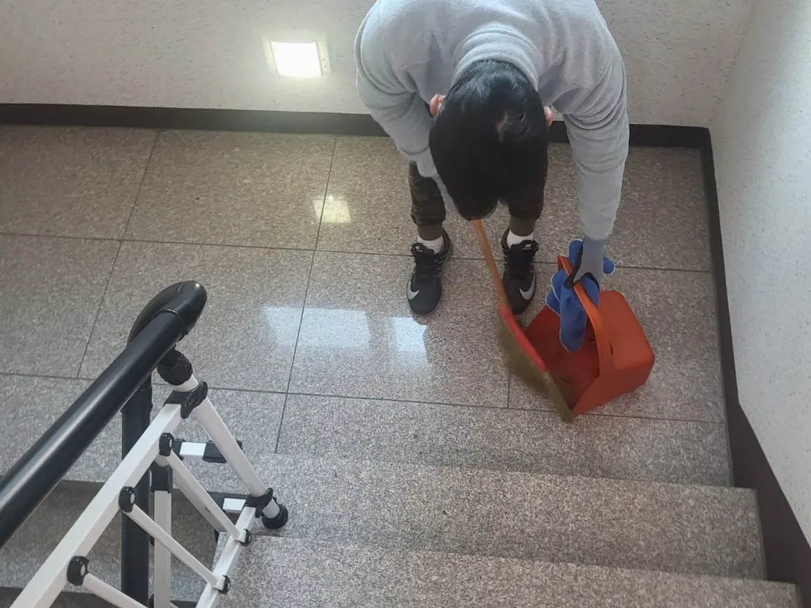 남해군 남해읍 빌라 공동현관 장비 주변 정밀 위생청소 사례 - 행진크린