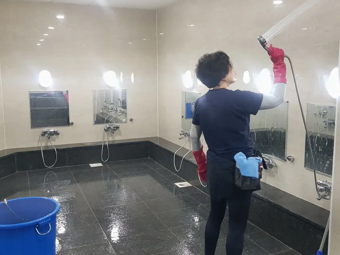 합천군 쌍백면 목욕탕 탈의실·파우더룸 바닥 위생청소 사례 - 행진크린