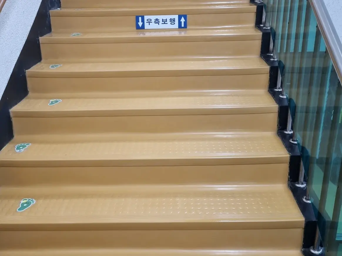 거창군 마리면 어린이집 현관·신발장 바닥 위생청소 사례 - 행진크린