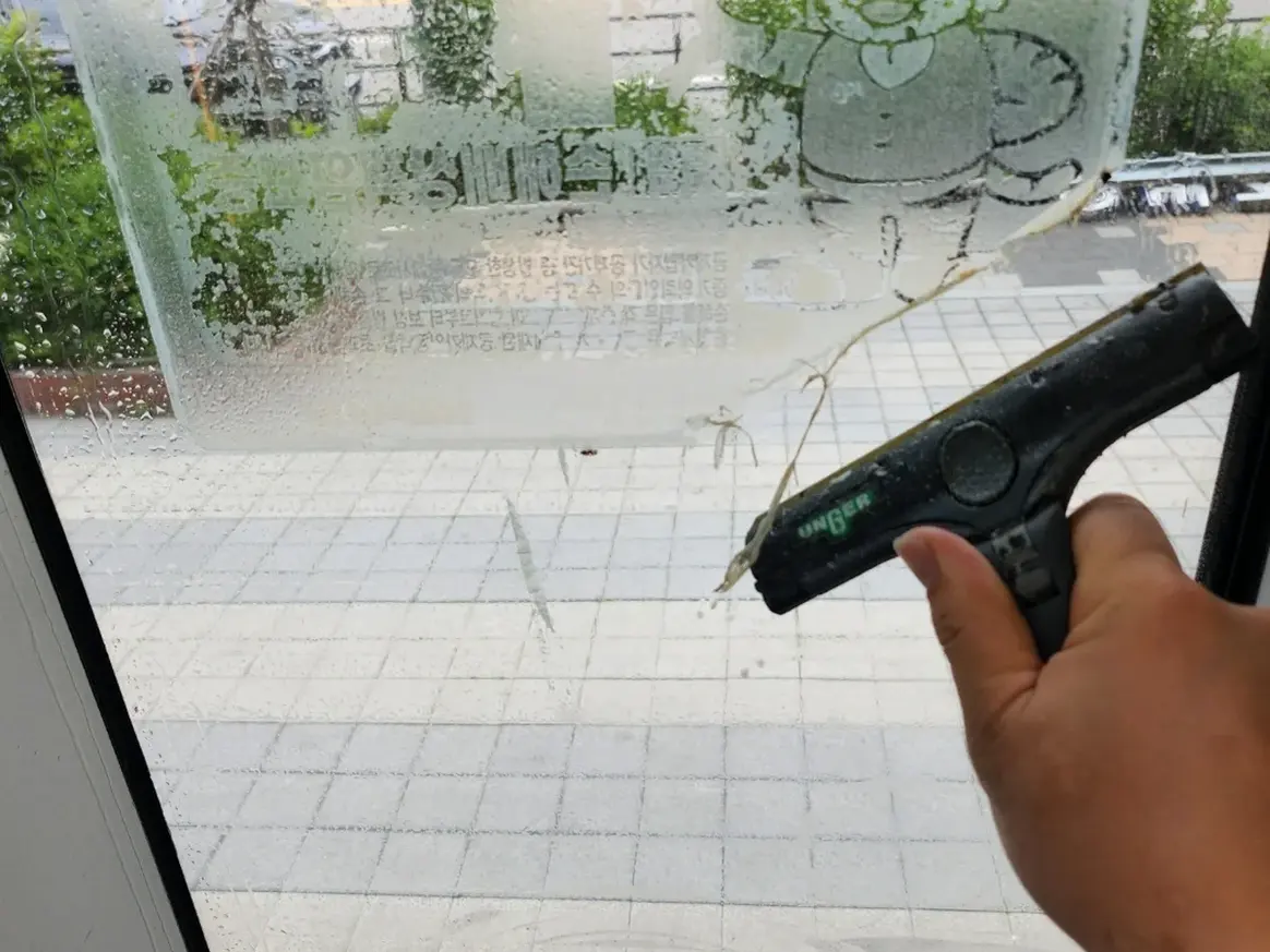 합천군 덕곡면 사무실 고층 외창 장비 주변 정밀 위생청소 사례 - 행진크린